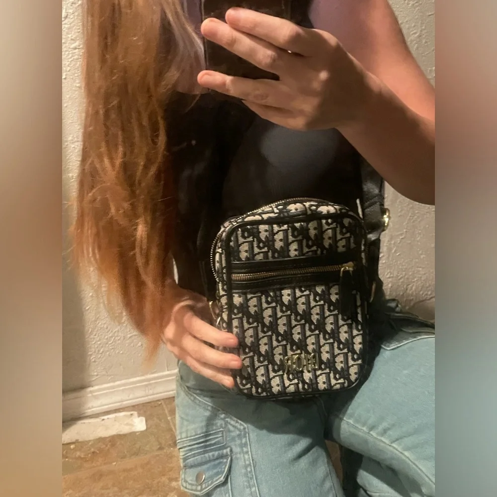 DIORR monogram logo utility bag purse crossbody perfect for travel 🔥🔥💎💎 - Picture 4 of 4